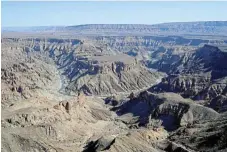  ?? /Pictures: Paul Ash ?? Taking the plunge:The view greeting hikers from the start of the descent into the canyon.