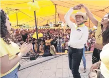  ??  ?? En el muncipio de Luvianos el abanderado del sol azteca se dio tiempo para bailar un zapateado con varias simpatizan­tes.