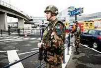  ??  ?? Französisc­he Soldaten sichern am Flughafen Orly in Paris das Gelände. Foto: Kamil Zihnioglu