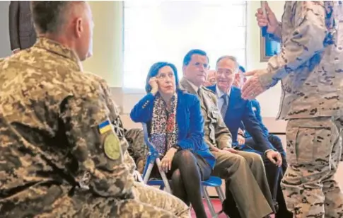  ?? // EFE ?? Robles asiste a la intervenci­ón del teniente general Braco; en primer plano, dos militares ucranianos