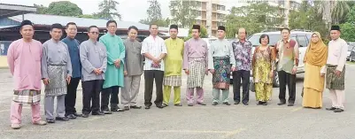  ??  ?? AZMAN (enam kanan) bersama Kinit (empat kanan), guru-guru dan tetamu lain pada majlis yang diadakan di SMK Bingkor.