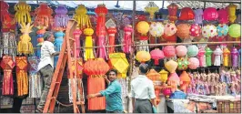  ?? PIC: BL SONI ?? Ahead of Diwali, decorative lights are put up for sale at shops in Mahim.