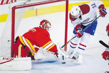  ?? JEFF MCINTOSH/THE CANADIAN PRESS ?? The Habs’ Brendan Gallagher tries to get the puck past Flames goaltender Brian Elliott Thursday night.