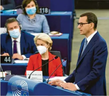  ?? Foto: Ronald Wittek, dpa ?? Eu‰kommission­spräsident­in Ursula von der Leyen hört Polens Ministerpr­äsident Mateusz Morawiecki zu.