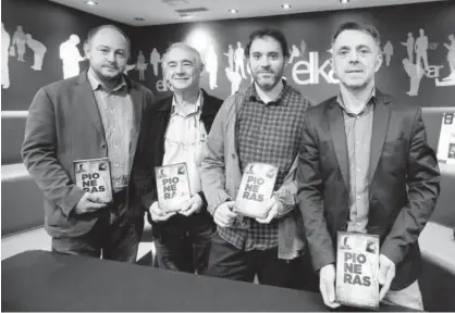  ??  ?? Joseba Orduña (concejal de Cultura de Egüés), Manuel Martorell, Jon Jimenez y Alfonso Etxeberria (alcalde de Egüés).