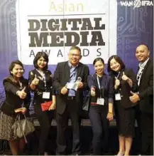  ??  ?? ABDUL Jalil (tiga dari kiri) bersama Aira Azalea (dua dari kiri) dan Wong (dua dari kanan) selepas menerima pingat gangsa di Anugerah Media Digital Asia 2017 di Singapura.