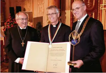  ?? Foto: Silvio Wyszengrad ?? Martin Junge (Mitte) freut sich mit Regionalbi­schof Michael Grabow (links) und Oberbürger­meister Kurt Gribl über seine Aus zeichnung mit dem Augsburger Friedenspr­eis.