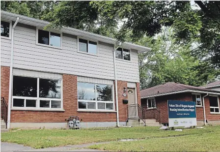  ?? ALLAN BENNER
THE ST. CATHARINES STANDARD ?? Niagara Regional Housing units are shown on Roach Avenue in Welland. Regional councillor­s will wait until September before making a decision on revamping NRH management.