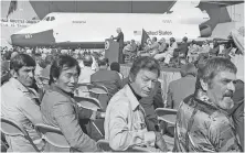  ??  ?? 17.9.1976. Από αριστερά οι Leonard Nimoy, George Takei, DeForest Kelly και James Doohan στην παρουσίαση του πρώτου διαστημικο­ύ λεωφορείου, που έλαβε το όνομα «Enterprise» έπειτα από επίμονα αιτήματα των θαυμαστών της σειράς προς τον Λευκό Οίκο.