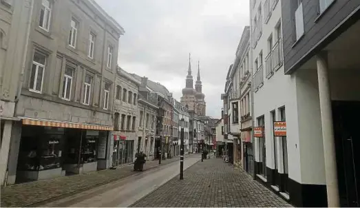  ??  ?? Aufgrund des Lockdowns in Belgien wirken die Straßen Eupens wie leer gefegt.