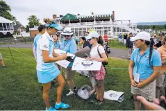  ?? DOUG MILLS/THE NEW YORK TIMES ?? Golfer Lexi Thompson signs autographs for fans Tuesday during the practice round at the Trump National Golf Course in Bedminster, N.J.