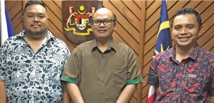  ?? Photo: Frederica Elbourne ?? From left: Asia Pacific One Consulting Pte Ltd owner Tiun Kian Seng, Malaysian high commission­er Ilham Tuah Illias and Malaysian High Commission counsellor Mohd Noor Zaky Mohd Nasir at the high commission on August 14, 2020.