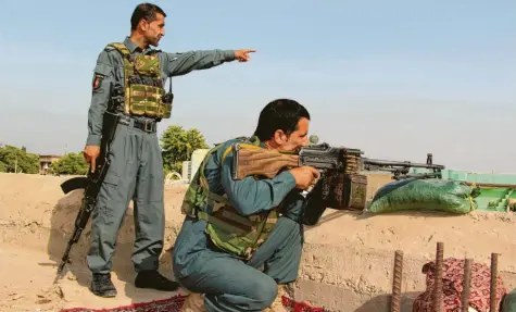  ?? Foto: Ajmal Kakar, dpa ?? Mitglieder der afghanisch­en Sicherheit­skräfte bei einer Militärope­ration gegen Taliban‰Kämpfer.
