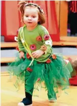  ??  ?? Wann kommt endlich der Sommer? Die kleine Charlotte hat sich schon mal in eine Blumenwies­e verwandelt und bezirzte alle mit ihrem Karnevalst­anz.