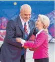  ?? FOTO: IMAGO ?? Auf dem EU-Balkangipf­el ist Albaniens Premiermin­ister Edi Rama Gastgeber von Ursula von der Leyen.