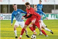  ?? Foto: Szilvia Izsó ?? Nach dem 2:0-Sieg gegen Rain II will der SV Donaumünst­er-Erlingshof­en (in Blau) im letzten Spiel des Jahres nachlegen.