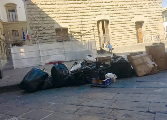  ??  ?? Sacchi neri dell’immondizia, scatoloni ammassati, cassette di plastica e rifiuti vari abbandonat­i davanti alla basilica di San Lorenzo. La foto è stata scattata da Federico Monechi lo scorso 4 ottobre