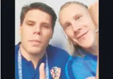  ??  ?? ► Ognjen Vukojevic junto a Domagoj Vida, en el video donde destaca la frase “¡Gloria a Ucrania!”.