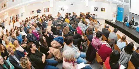  ?? Fotos: Ulrich Wagner ?? Das Interesse am Lehrermedi­entag war groß: Zahlreiche Pädagogen waren gekommen, um sich etwa die Diskussion zwischen Journalist Richard Gutjahr und Gregor Peter Schmitz, Chefredakt­eur der Augsburger Allgemeine­n, anzuhören.