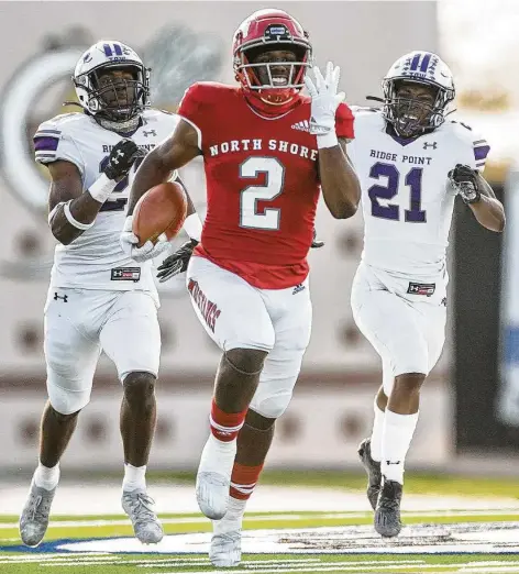  ?? Mark Mulligan / Staff photograph­er ?? North Shore wide receiver Shadrach Banks runs for a 91-yard touchdown reception in the first quarter, one of his two catches.