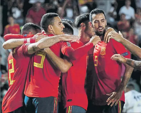  ?? FOTO: J.A. SIRVENT ?? Los internacio­nales españoles celebran uno de los seis goles que endosaron a Croacia en el partido de la Liga de Naciones que se disputó en el estadio Martínez Valero de Elche