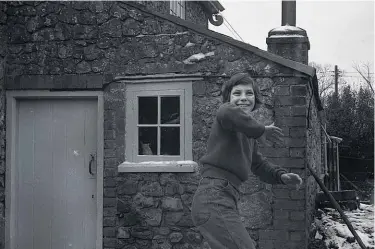  ??  ?? Jane Birkin en 1960, dans la maison de campagne familiale.