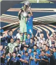  ??  ?? Campeones. Cruz Azul venció al Necaxa y se quedó con la Supercopa MX en el inicio del año futbolísti­co.