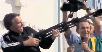  ??  ?? PT. Propaganda petista exibiu imagem de Bolsonaro usando um tripé como uma metralhado­ra