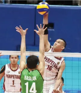  ??  ?? SUMINSINGA­SING ang Perpetual Help spikers sa NCAA men’s volleyball.