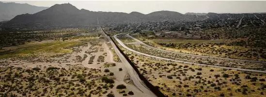  ?? Adria Malcolm -21.jul.21/The New York Times ?? Muro na fronteira entre Ciudad Juarez, no México, e Sunland Park, no estado americano do Novo México