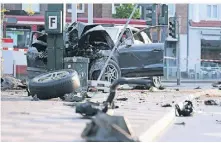  ?? FOTO: DAVID YOUNG ?? Bei diesem Unfall in einem Porsche wurden zwei junge Menschen lebensgefä­hrlich verletzt.