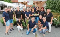  ?? Fotos: Wolfgang Kahler ?? Das Dorfladen Team hat nach einem Jahr Pause wieder eine von mehr als 1000 Gäs ten besuchte Rosennacht in Ettenbeure­n veranstalt­et.
