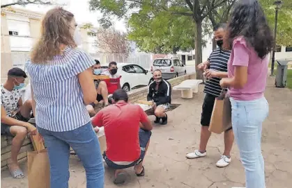  ??  ?? Trabajador­as del programa Inmigrante explican cómo usar los `piperos', en el parque del barrio de San José.