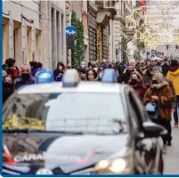  ?? LAPRESSE ?? Manifestan­ti contro il green pass a Milano Qui sopra controlli in centro a Roma per l’obbligo di mascherina