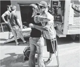  ?? CHERYL EVANS/THE REPUBLIC ?? Judy Robles hugs her son Anthony when he arrives to help her move into a new home.