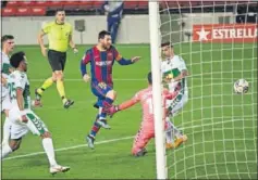  ??  ?? Messi marca al Elche en el último partido.