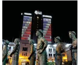  ??  ?? En el Bicentenar­io, su casa matriz en San José se ilumina, conmemoran­do la fecha con el blanco, azul y rojo de los colores de la patria.