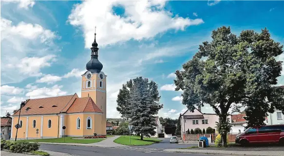  ??  ?? Mezi nejvýznamn­ější staňovské památky patří barokní kostel svatého Jakuba Většího (horní snímek) a barokní stará radnice.