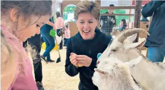  ?? La Terre ?? Lors d’un bain de foule à l’Expo agricole de Saint-Hyacinthe, la ministre Bibeau a répondu aux questions de concernant le dossier des glyphosate­s.