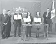  ?? /Foto: A.R. ?? Jorge Alcocer (tercero izq. a der.), secretario de Salud, dijo que las primeras dosis de la vacuna contra el Covid-19 serán destinadas a grupos vulnerable­s y trabajador­es de la salud.