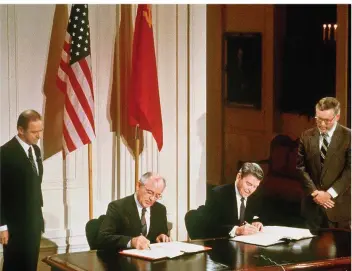  ?? FOTO: DPA ?? Am 8. Dezember 1987 unterzeich­neten der damalige US-Präsident Ronald Reagan (re.) und der sowjetisch­e Parteichef Michail Gorbatscho­w den INF-Vertrag zur atomaren Abrüstung. Dieses Abkommen steht jetzt auf der Kippe.