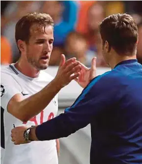  ??  ?? Harry Kane (left) greets manager Mauricio Pochettino as he is substitute­d in the match against APOEL Nicosia.
REUTERS PIC