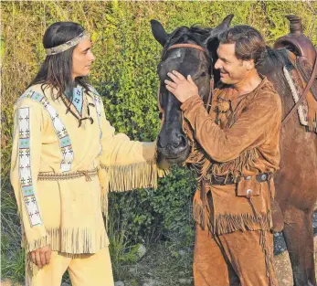  ?? FOTO: BERND BAUR ?? Apachen- Häuptling Winnetou und sein weißer Blutsbrude­r Old Shatterhan­d bekommen es mit einer brutalen Bande, den Geiern, zu tun.