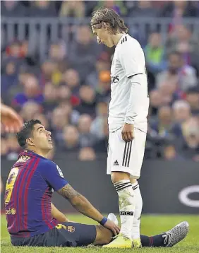  ??  ?? PLÁTICA DE CRACKS. El croata Luka Modric le reclama algo a Luis Suárez, uruguayo.