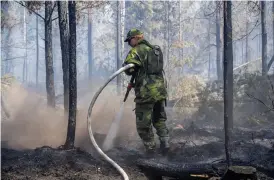  ?? Bild: SUVAD MRKONJIC ?? SVÅRSLÄCKT. Det brinner på flera håll i skog och mark. Norr om Oskarshamn har räddningst­jänsten nu omringat brandområd­et.