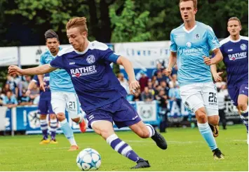  ?? Foto: Xaver Habermeier ?? Trägt seit dieser Saison das Trikot des Bezirkslig­isten VfR Neuburg: Kapitän Sebastian Habermeyer (links). Sein Team fordert an diesem Wochenende bei der „NR Elferwette“den Spitzenrei­ter BSV Neuburg heraus.