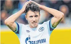  ?? FOTO: DPA ?? Wieder nicht Erster: Schalkes Alessandro Schöpf verzweifel­t.