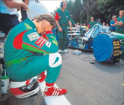  ?? FOTO: EFE ?? Michael Schumacher, en Spa en 1991, concentrad­o minutos antes de debutar en el Gran Circo de la F1 a los mandos de un Jordan-Ford