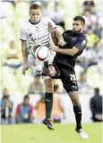  ??  ?? Santos y Chivas
se enfrentaro­n en la apertura de La Copa MX con triunfo para los Guerreros.