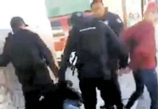  ??  ?? Sancionará­n a elementos policiacos que excedieron el uso de la fuerza y golpearon a un joven durante una detención.